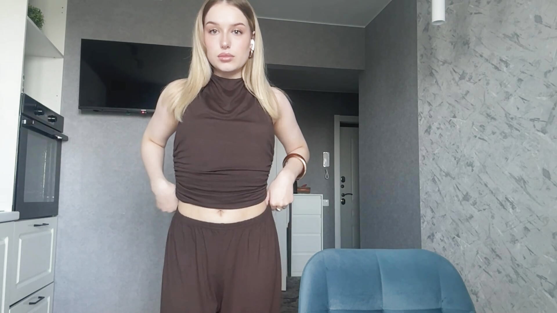 How do you like my evening suit? - clip cu Elisahaps model videochat