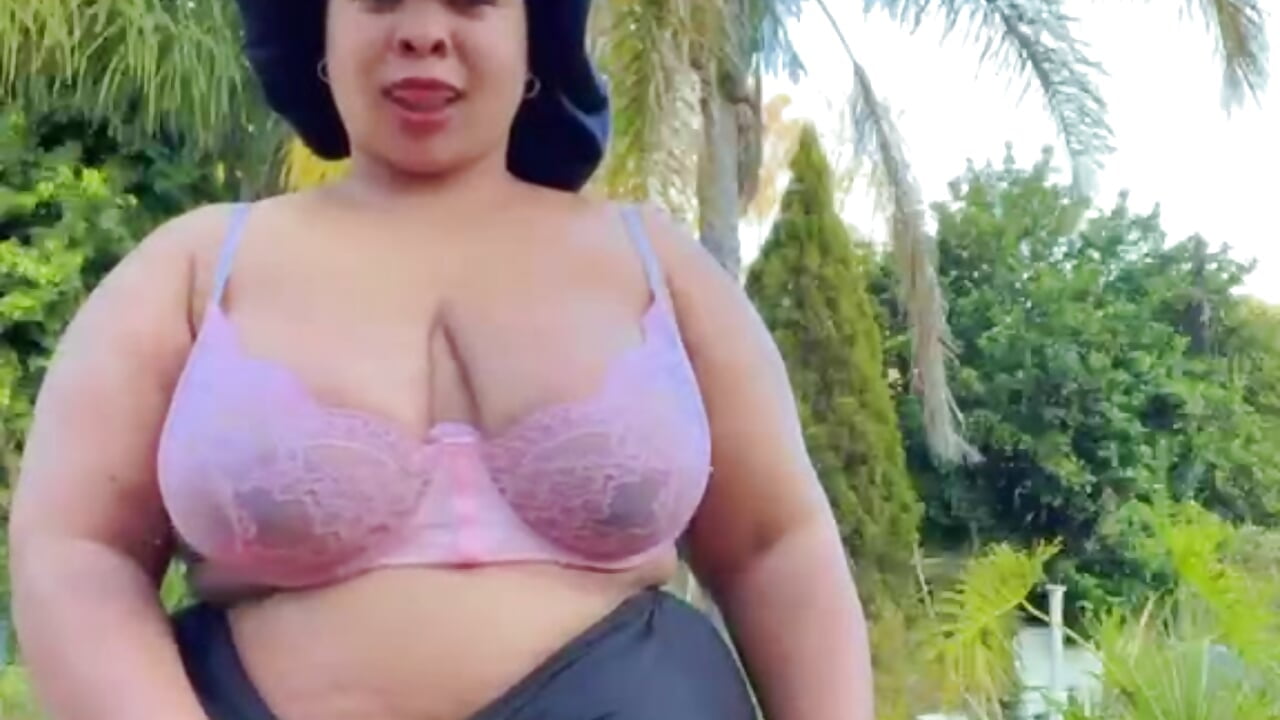 Mmh – video modela na kameri Bella-Curver