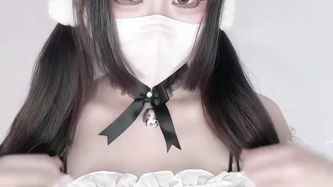 妹抖胸衣 性感揉胸 人家真的有C啦~