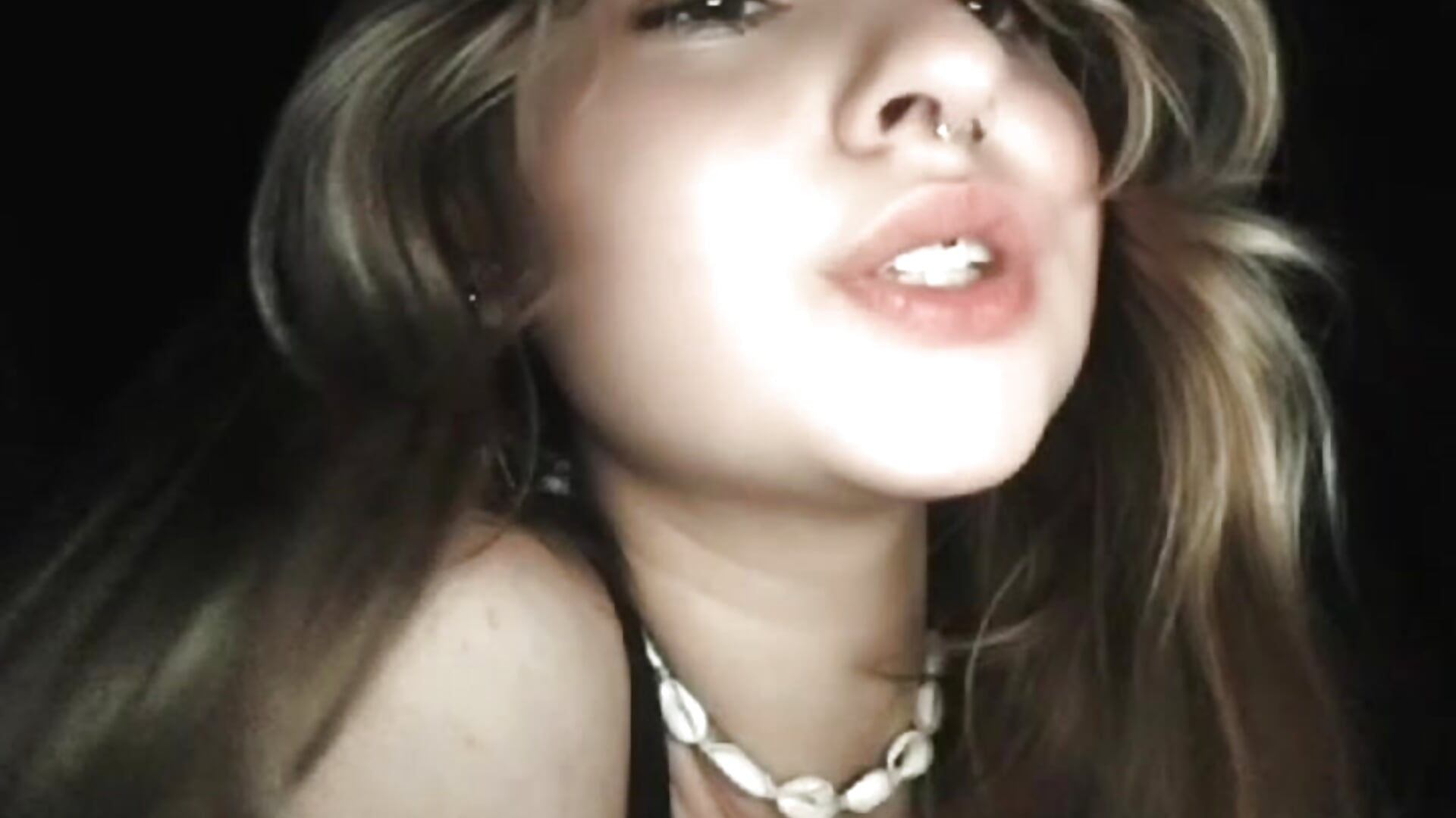 ;) – video od webkamerové modelky 3RROR