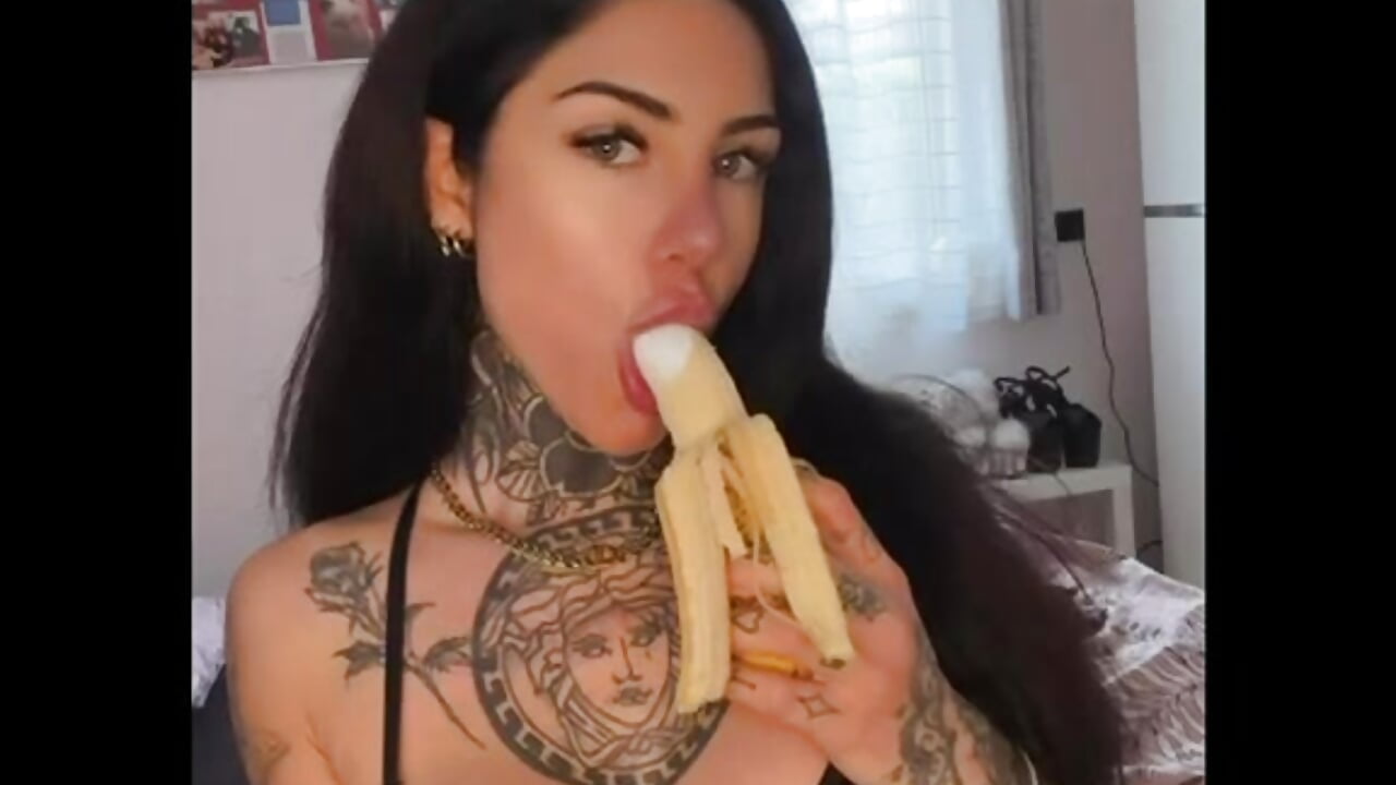 Eat a 🍌🔞 - video by Fiona_inked cam model