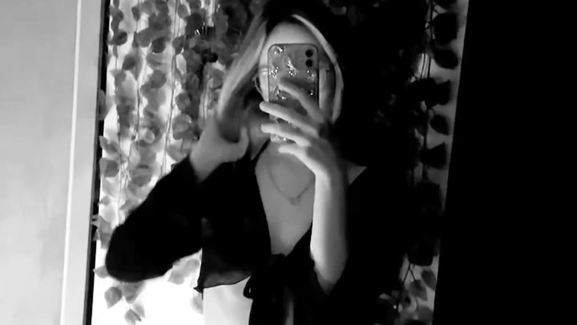Showing off in front of the mirror 🪞 - βίντεο μοντέλου MaryVenom