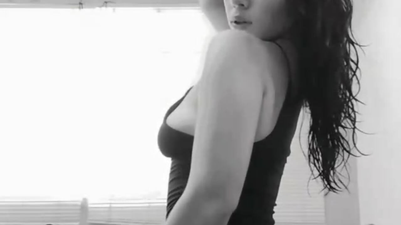 Kisses 😘 - video by BadLuna777
