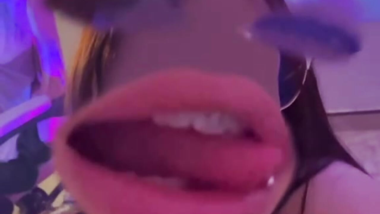 WhatsApp Video 2026-08-05 at 09,56,43 - clip cu Nina_hot57 model videochat