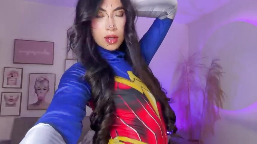 🔥💋 YOUR FAVORITE  SUPERGIRL IS HERE! 🦸‍♀️❤️‍🔥 Come play with your imagination - סרטון של SORA_PALACIOS, דוגמן/ית מצלמה