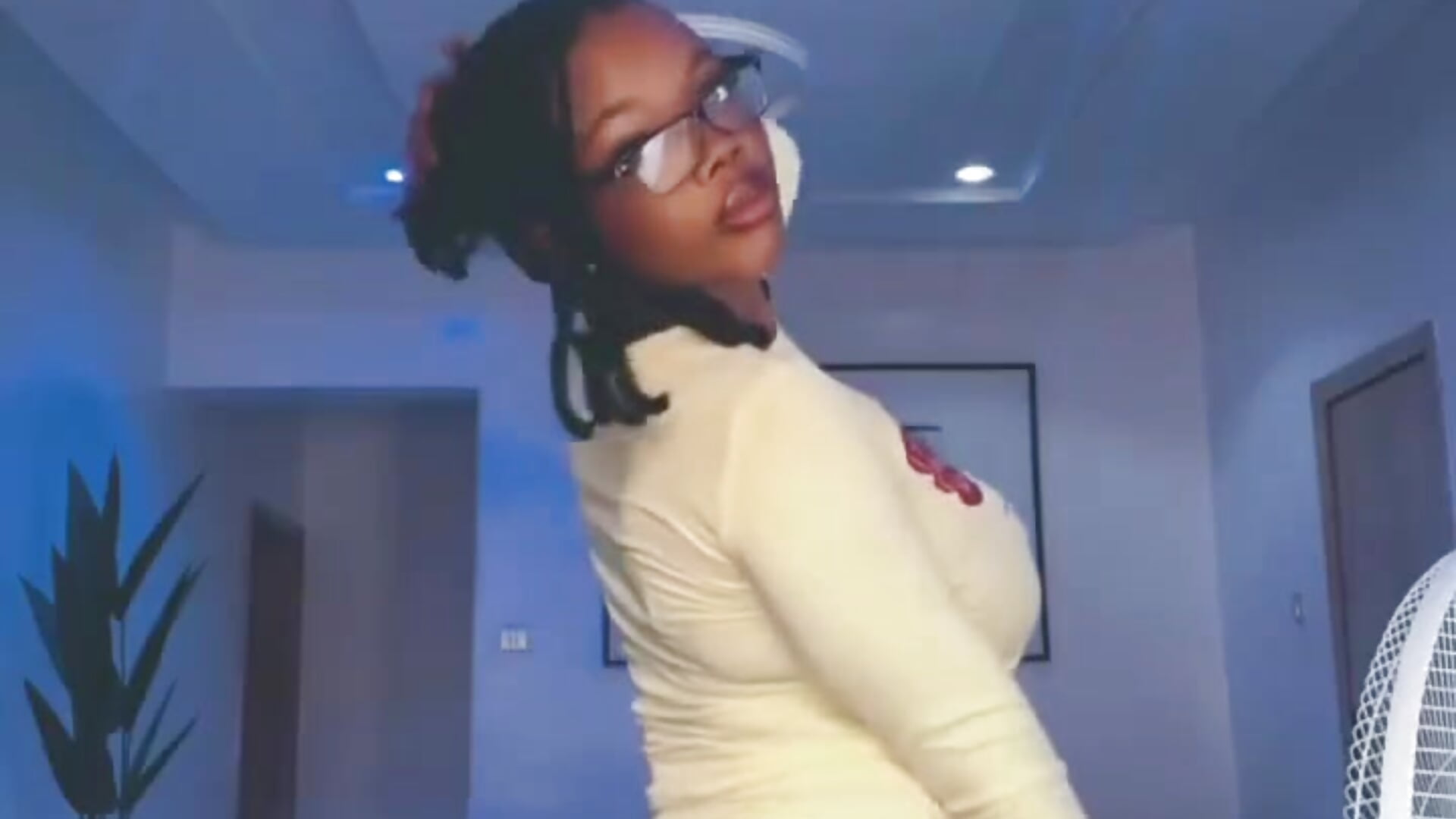Body and tea 🤞😘 - video by thee_melons00