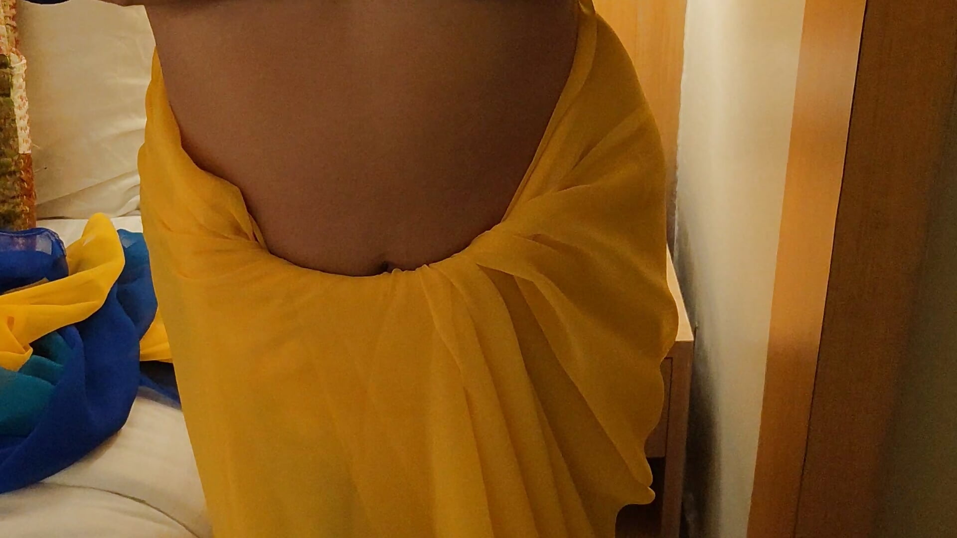 Remove my saree bby💋 - video curvy_baby_143 kameramallilta