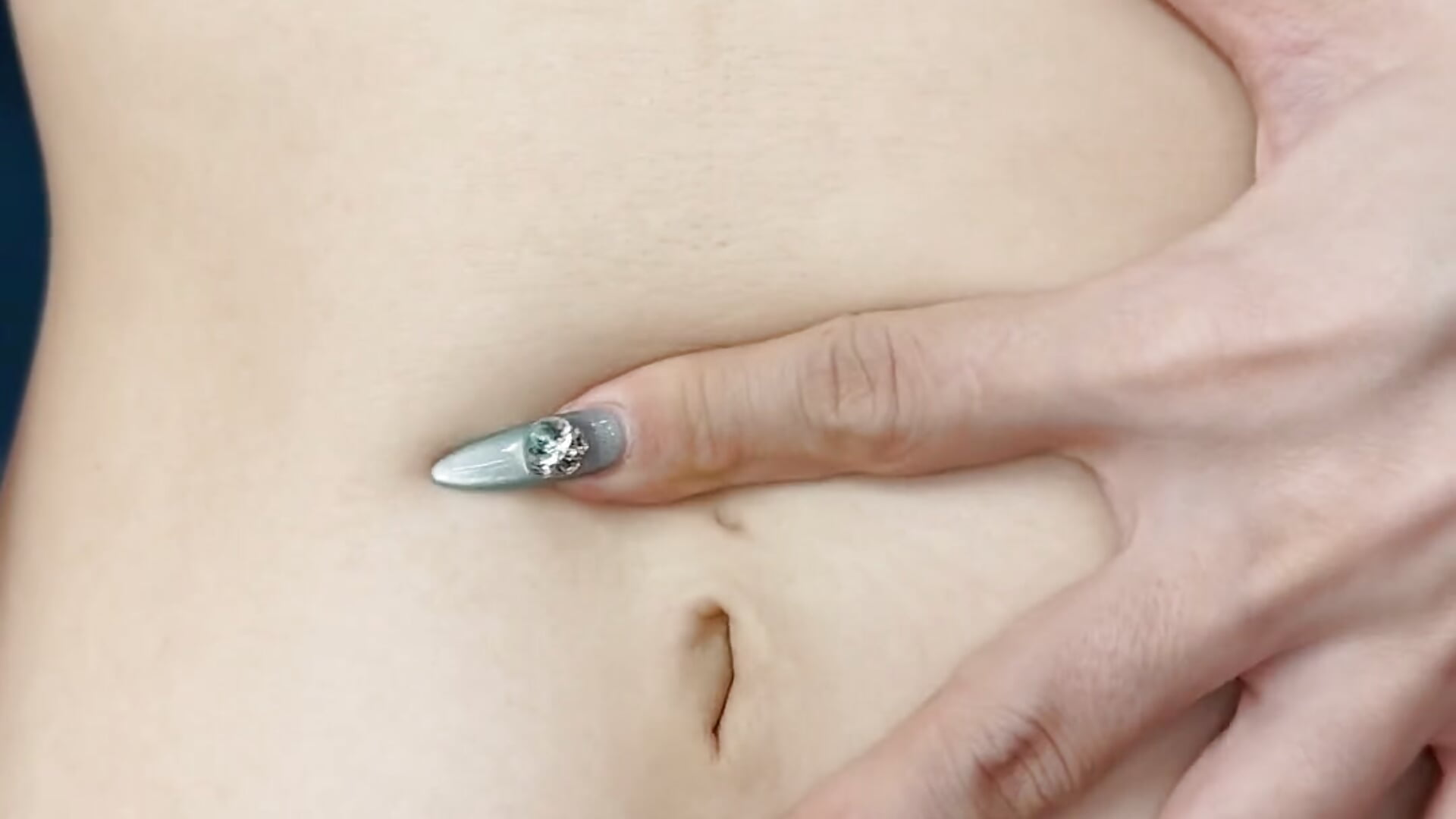 性爱癖好之玩肚脐眼玩到想高潮Sexual preference: Playing with the navel until reaching an orgasm.