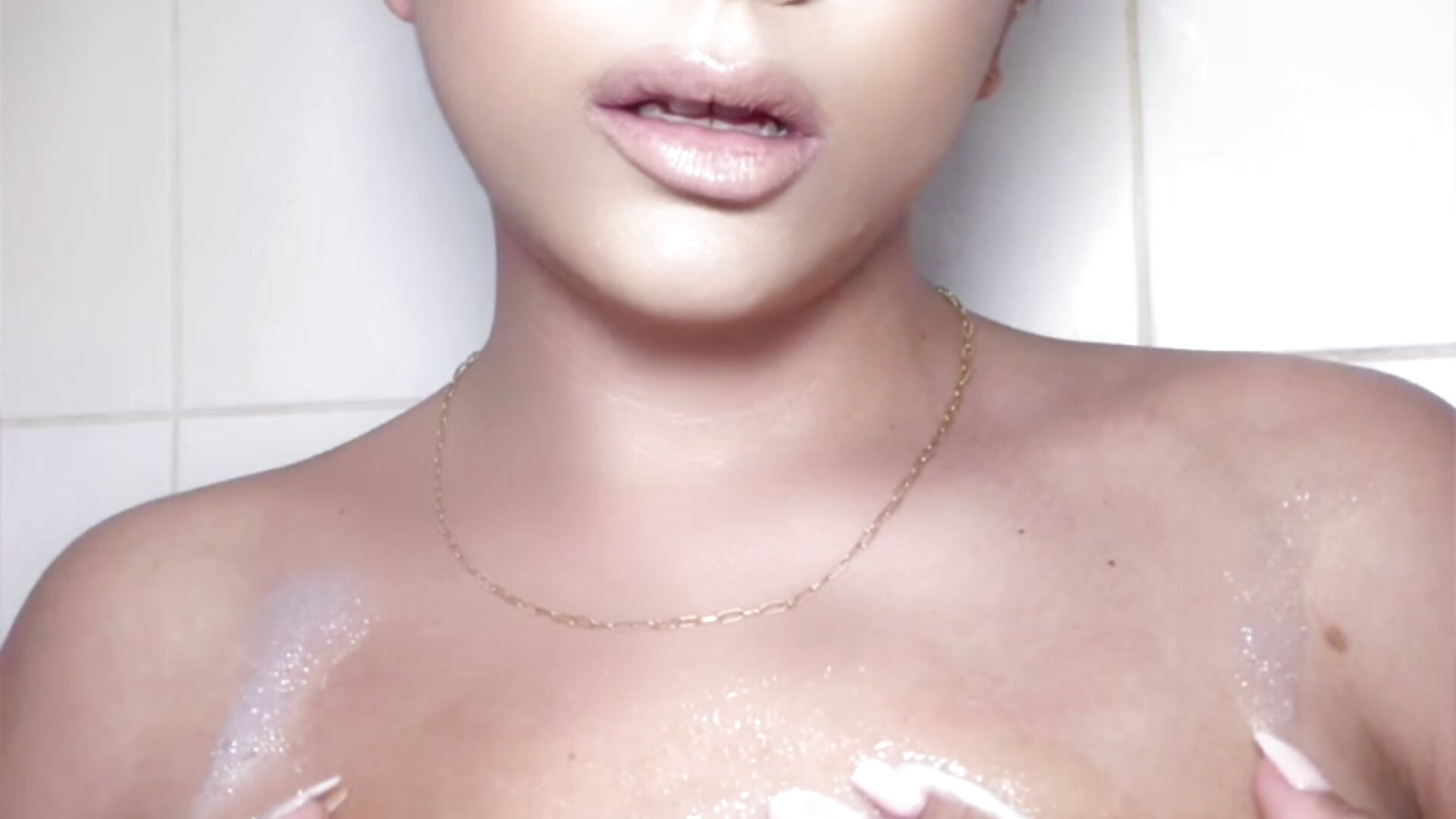 Wet & Soapy 💦 🛀 - video di LyraAllure modella di cam