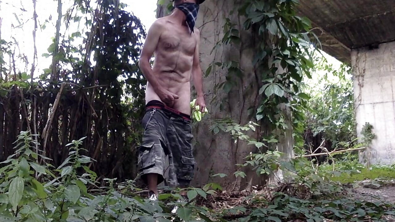 MI MASTURBO e SBORRO ALL'APERTO, a due passi dalla strada! I JERKOFF and CUM OUTDOOR!