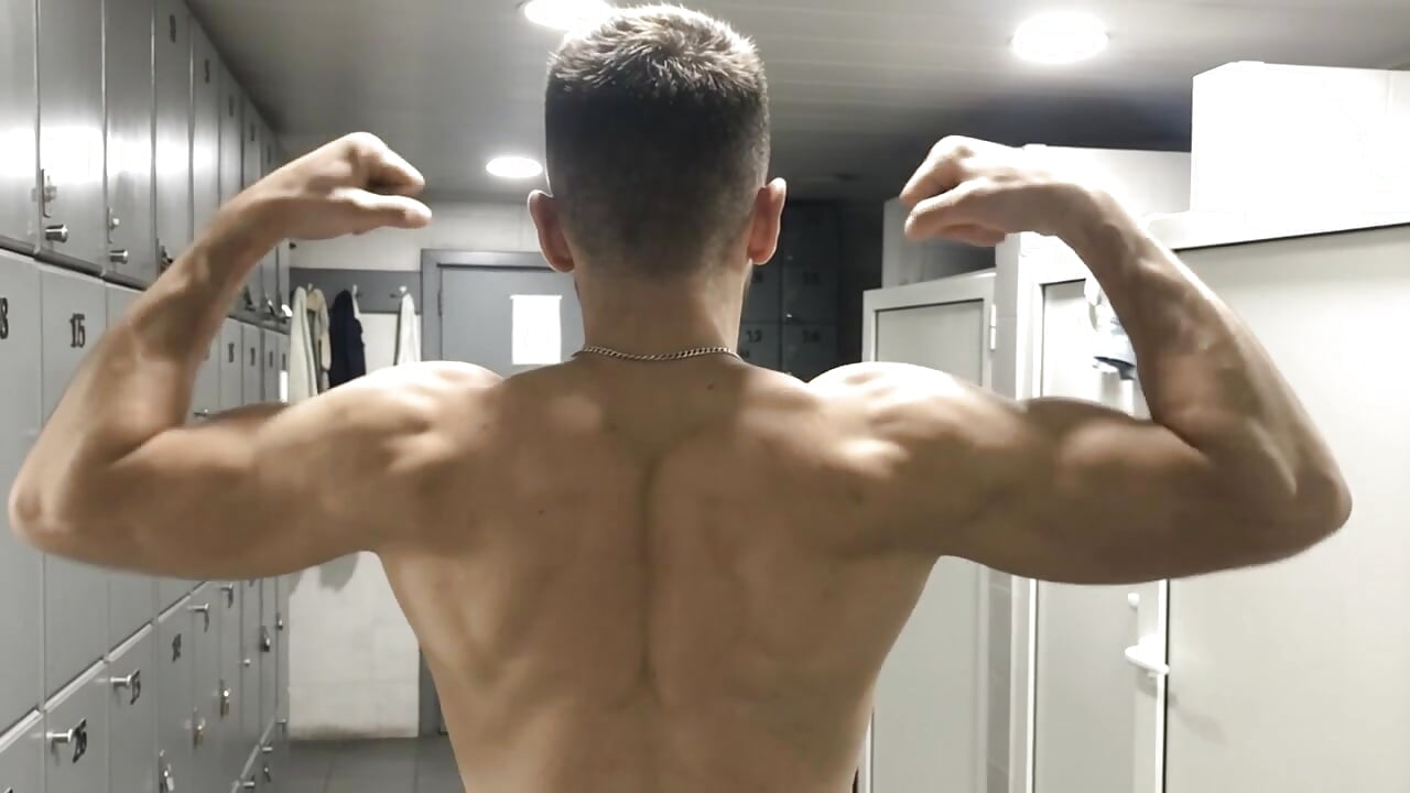 Back flexing :) - فيديو من cobra_bwc موديل الكام