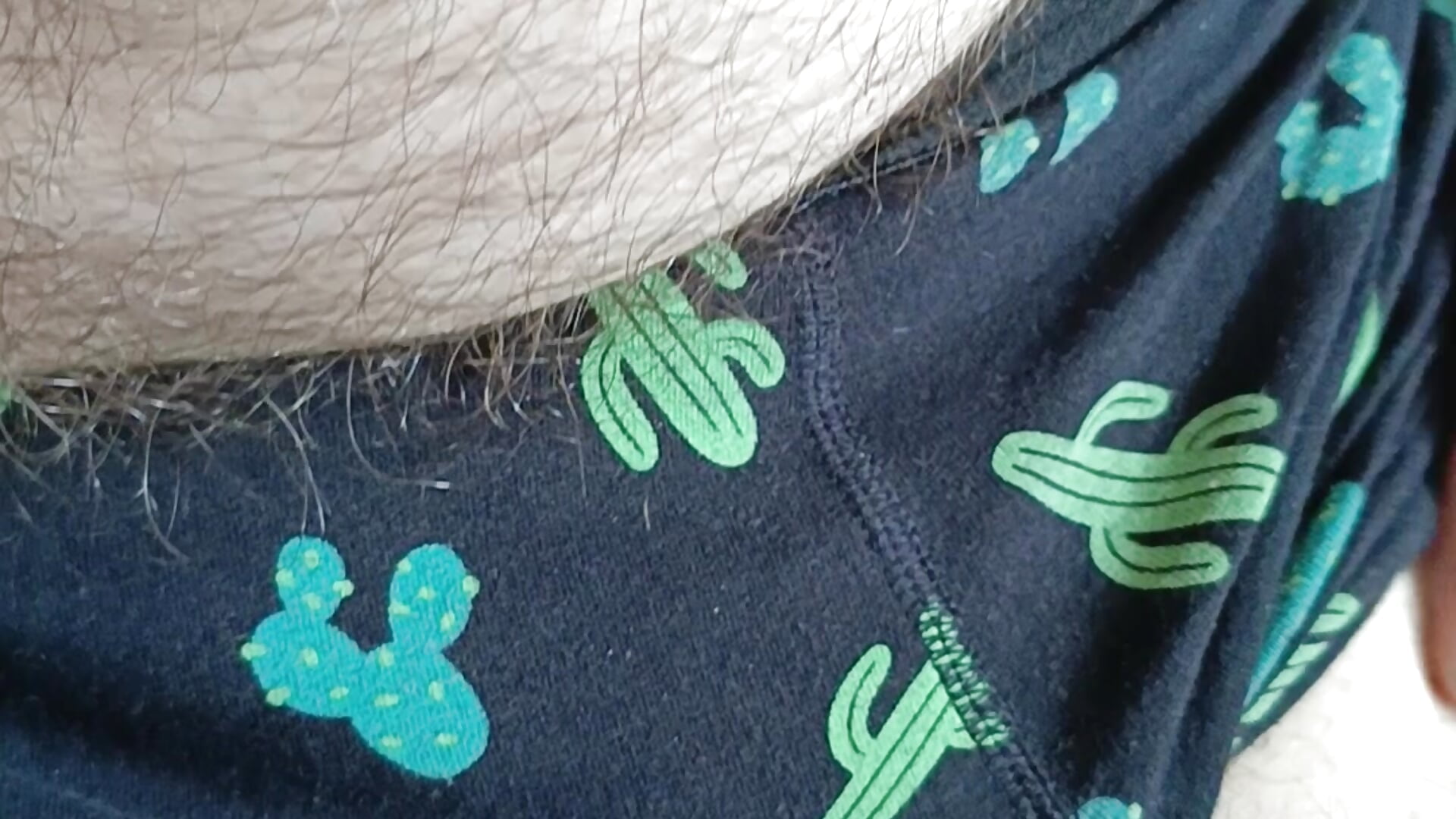 Daddy plays with his big cock 🍆