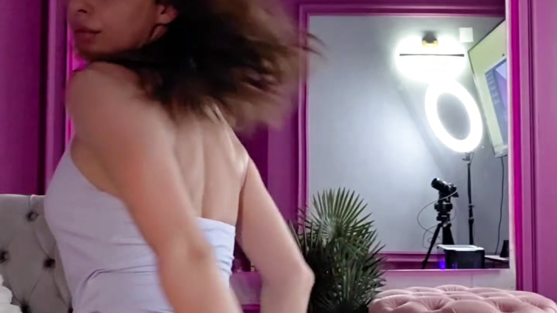 Dangerous Looks – video modela na kameri PearlKaye