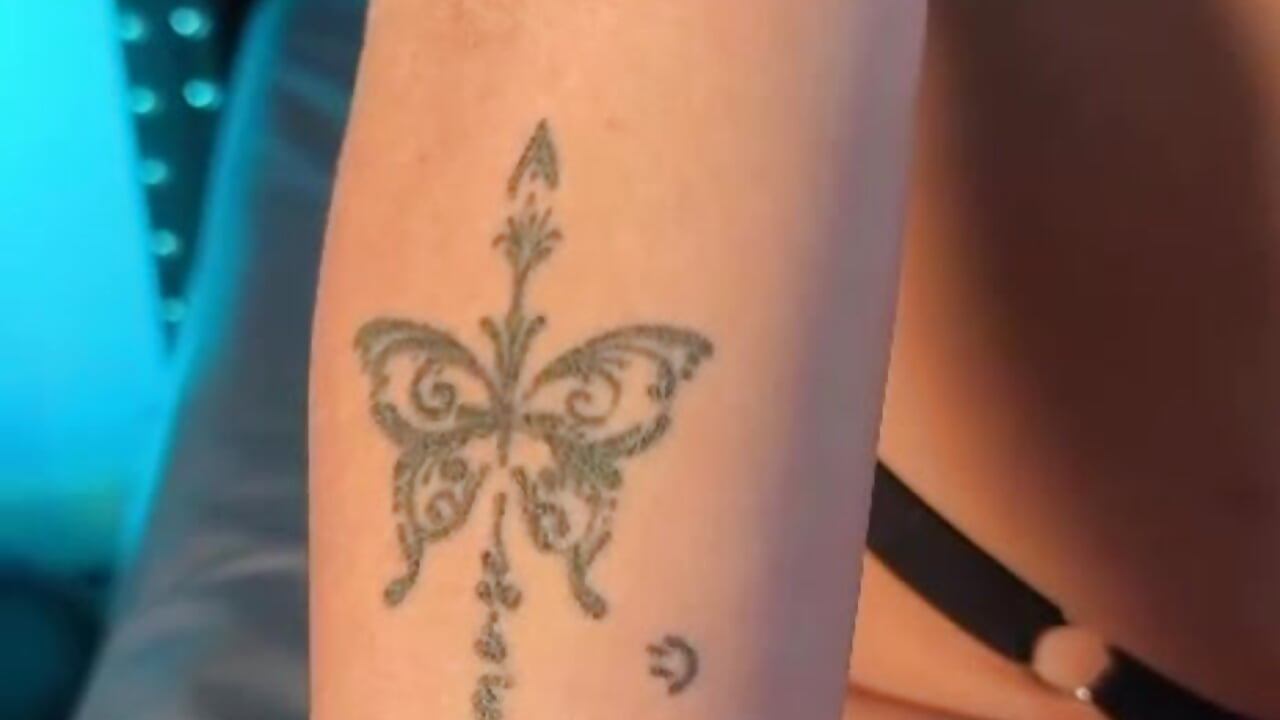 Which tattoo caught your attention first? 😏 - vidéo du modèle de showcams skinnylittlemommy