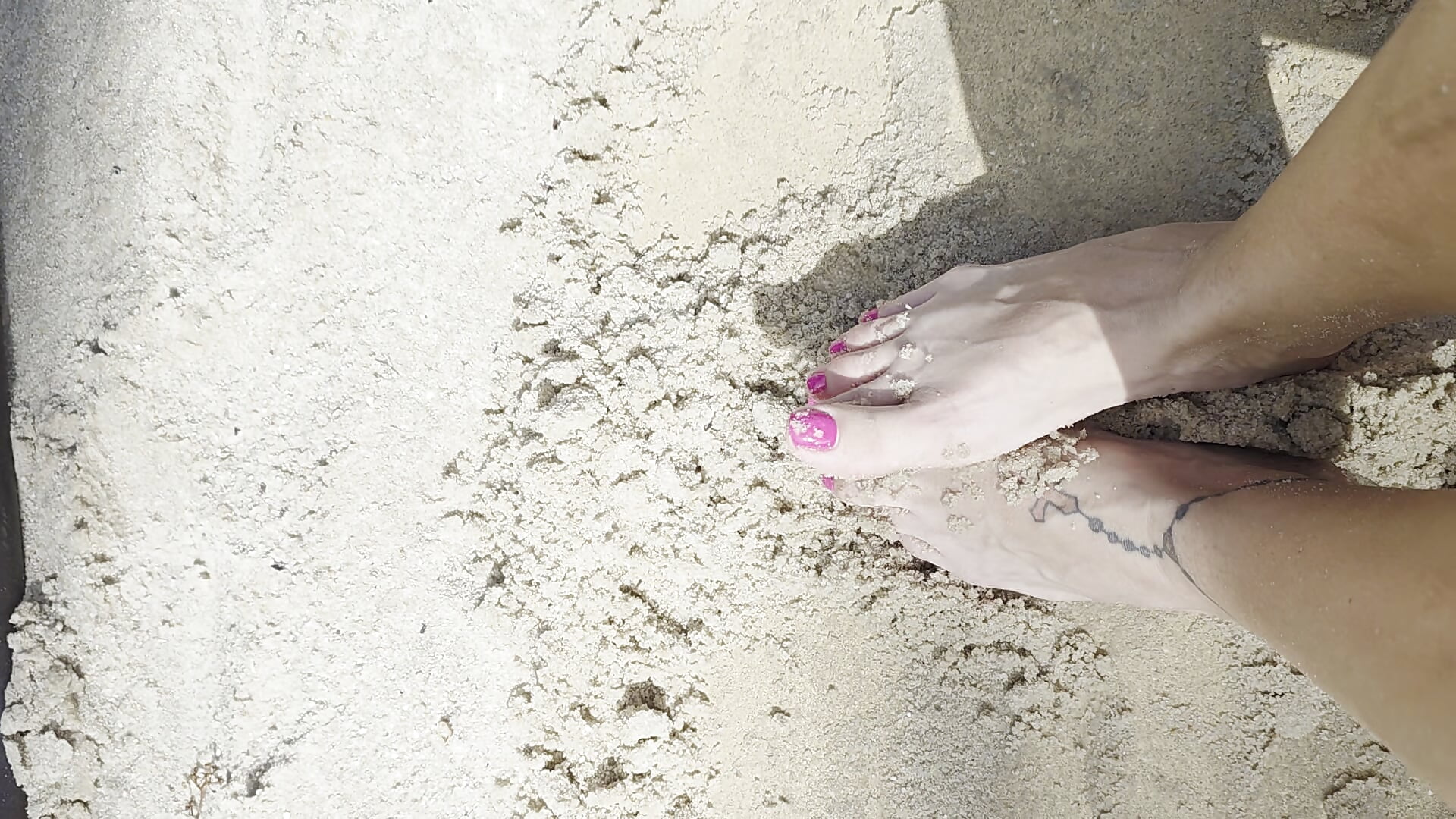 Feet In the Sand Video – видео вебкам-модели iloveskylar
