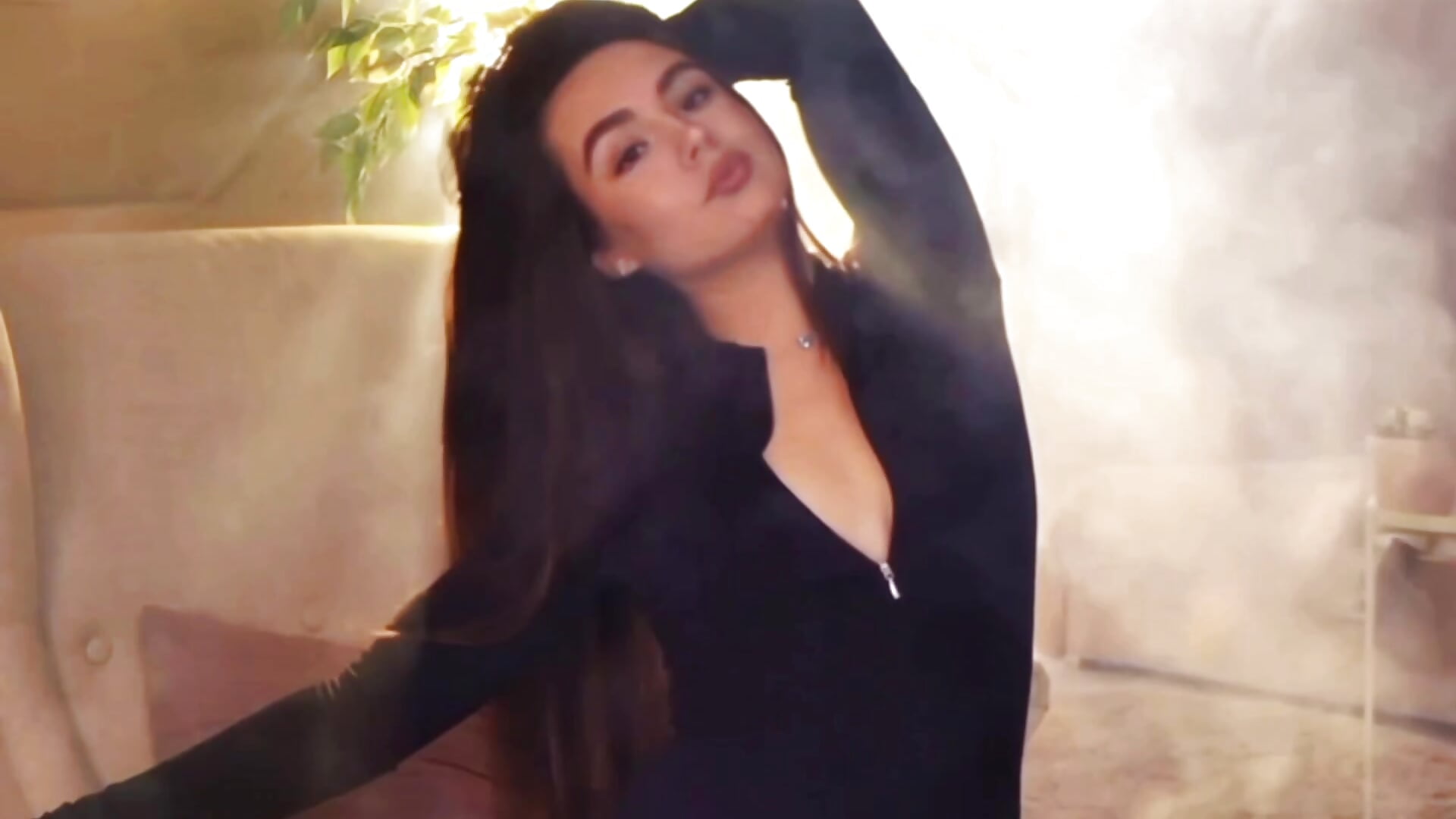 A little tease, a lot of temptation… dare to watch until the end? 💋🔥 – video od CamilaCharming
