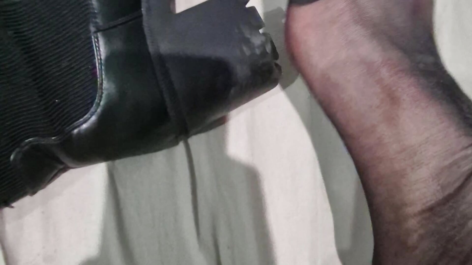Je retire ma bottine – video af porn_bdsm