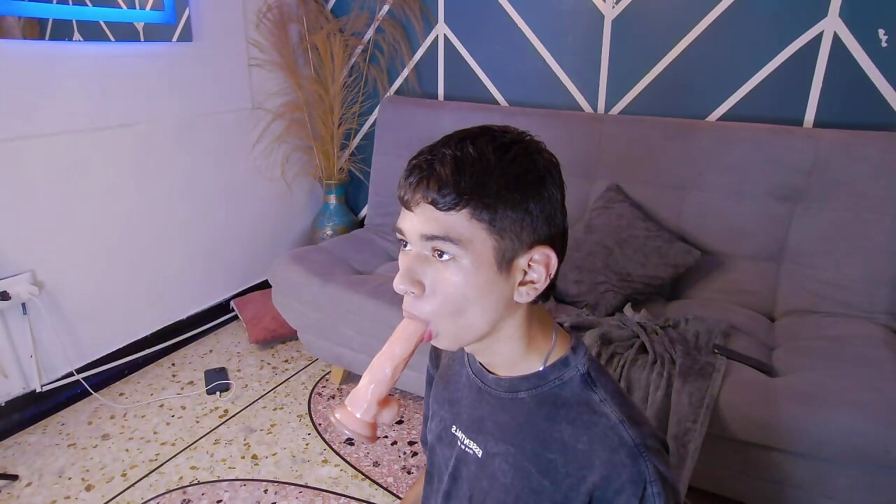 Deep throat with my dildo 😏🍆🔥