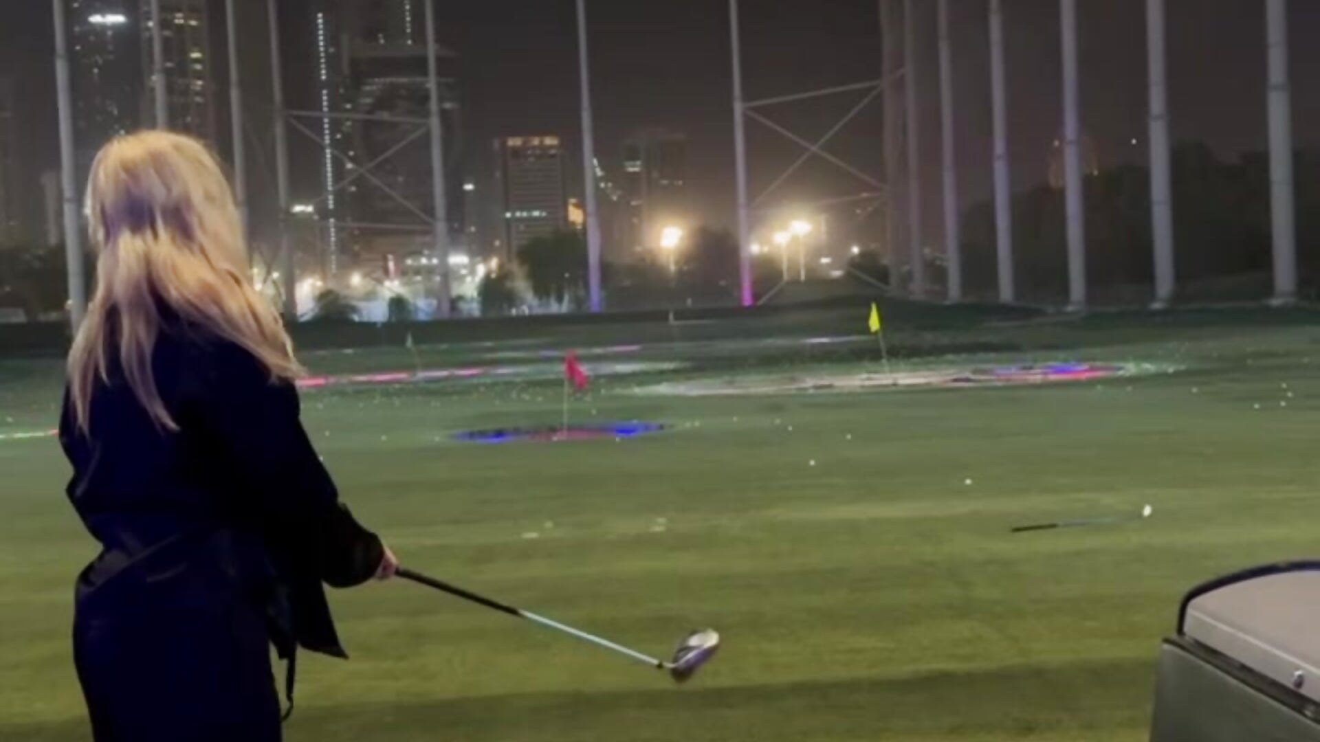 Hit the balls (golf) - video van onlyyourami cam-model