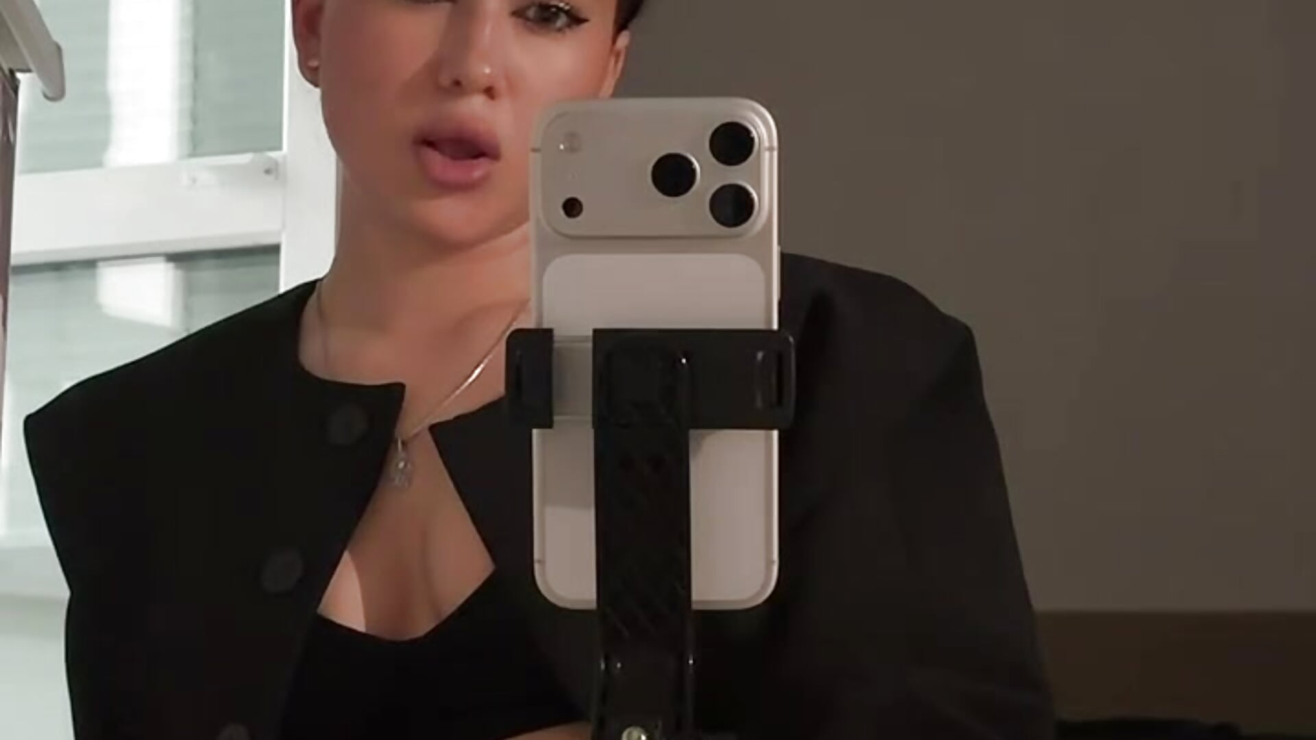 business vibe - Video von cutieshoww Cam-Model