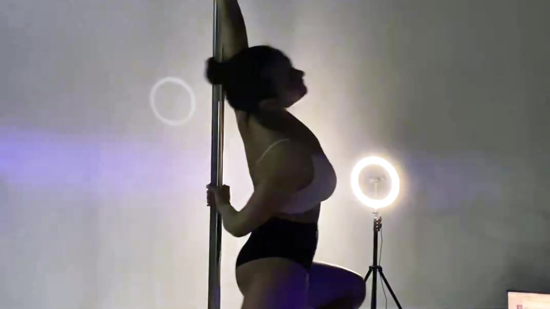 Learning to pole dance - วิดีโอโดย Alice_same โมเดลแคม