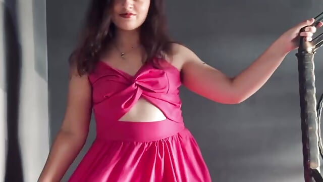 a lovely young woman on the stairs – video af MelodiLady cam-model