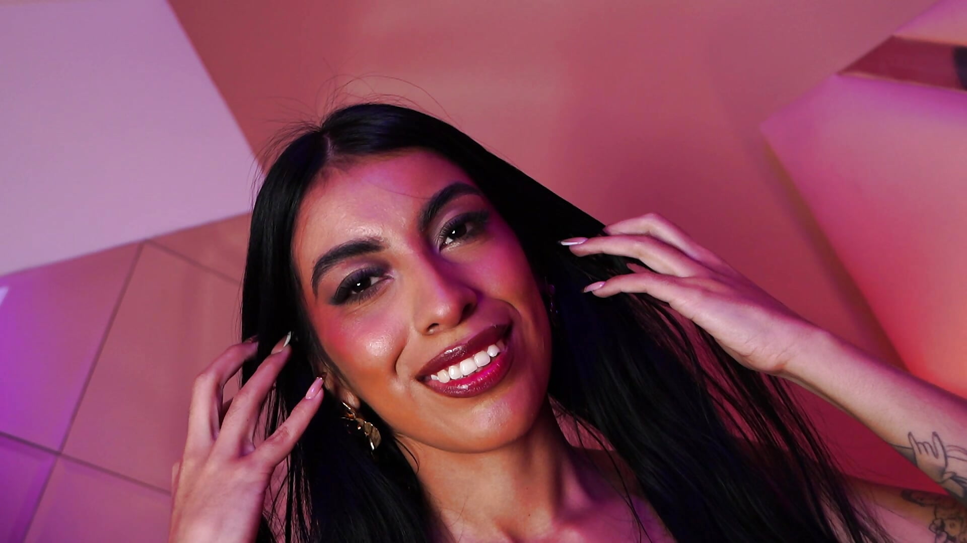 Soft, sensual, and dangerously captivating 💋 - vídeo de la modelo de cam VictoriaGrimm