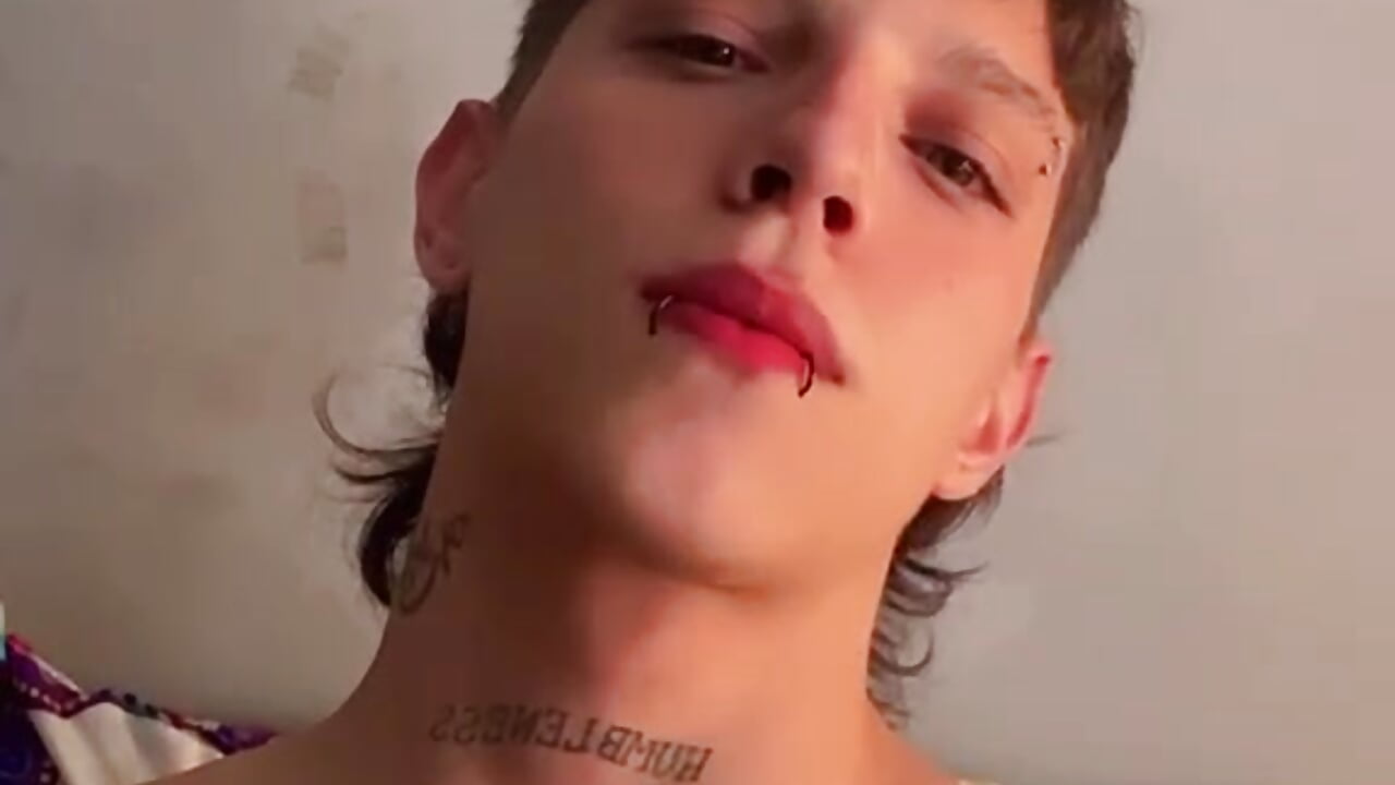 the version of me with long hair and a piercing－カメラキャストのadam_massterの動画