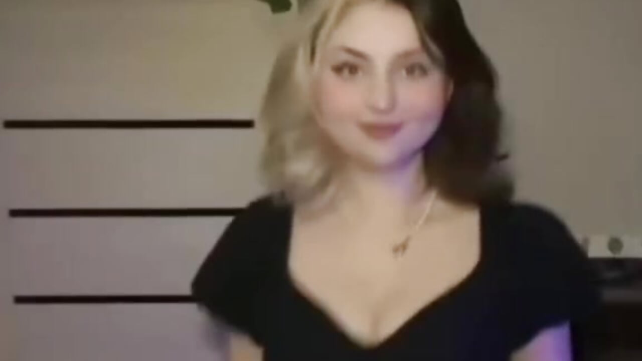 (●'◡'●) – video od webkamerové modelky ShyDollX