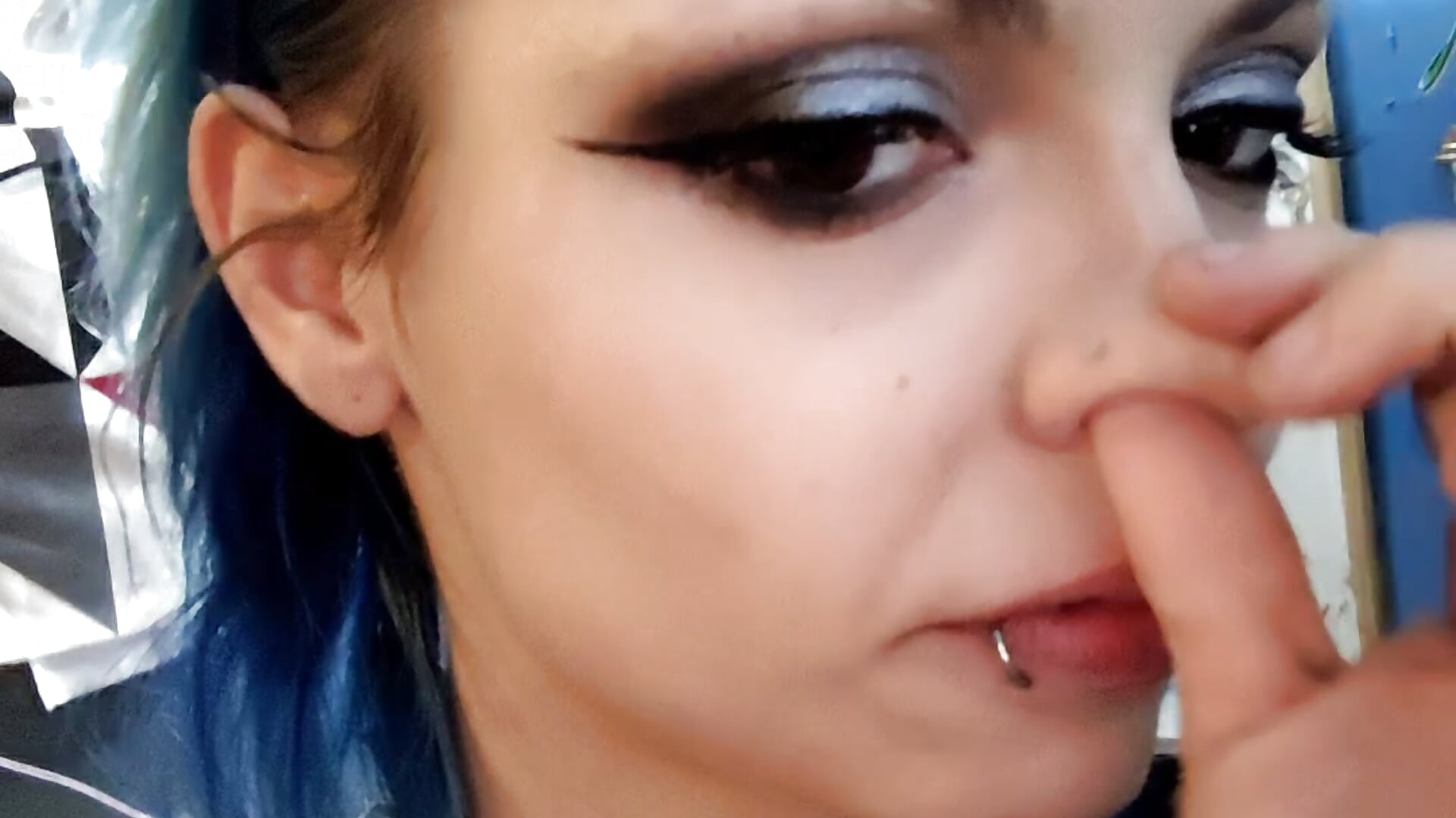 8 piercings. Lip, tongue, one side of nose, 2 in each ear, and belly button — filmik LunikaCorpse666, modela(-lki) na kamerkach