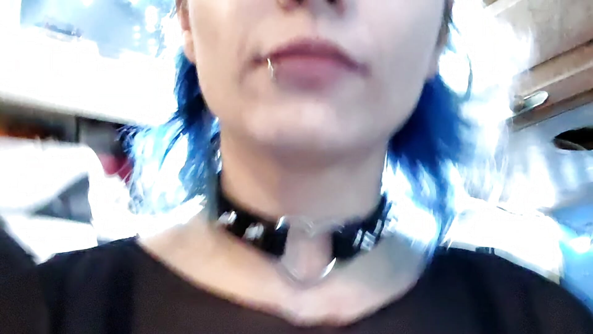 8 piercings. Lip, tongue, one side of nose, 2 in each ear, and belly button – video od webkamerové modelky LunikaCorpse666