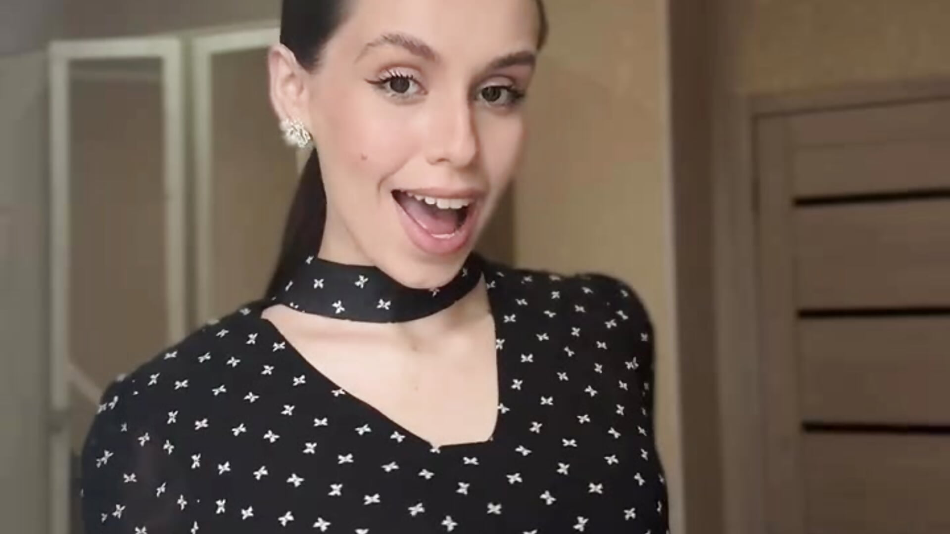 Beautiful dress - video oleh model kamera RasiHeyi