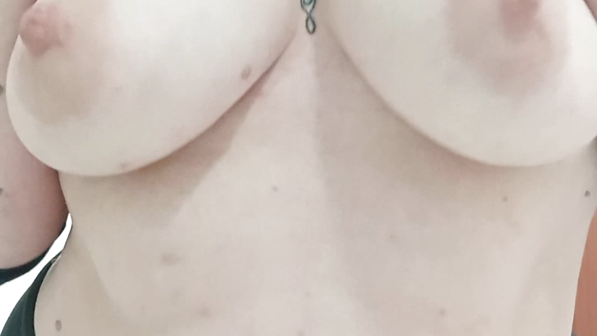 Tetazas 🍒🫦 – video od webkamerové modelky Nennytta