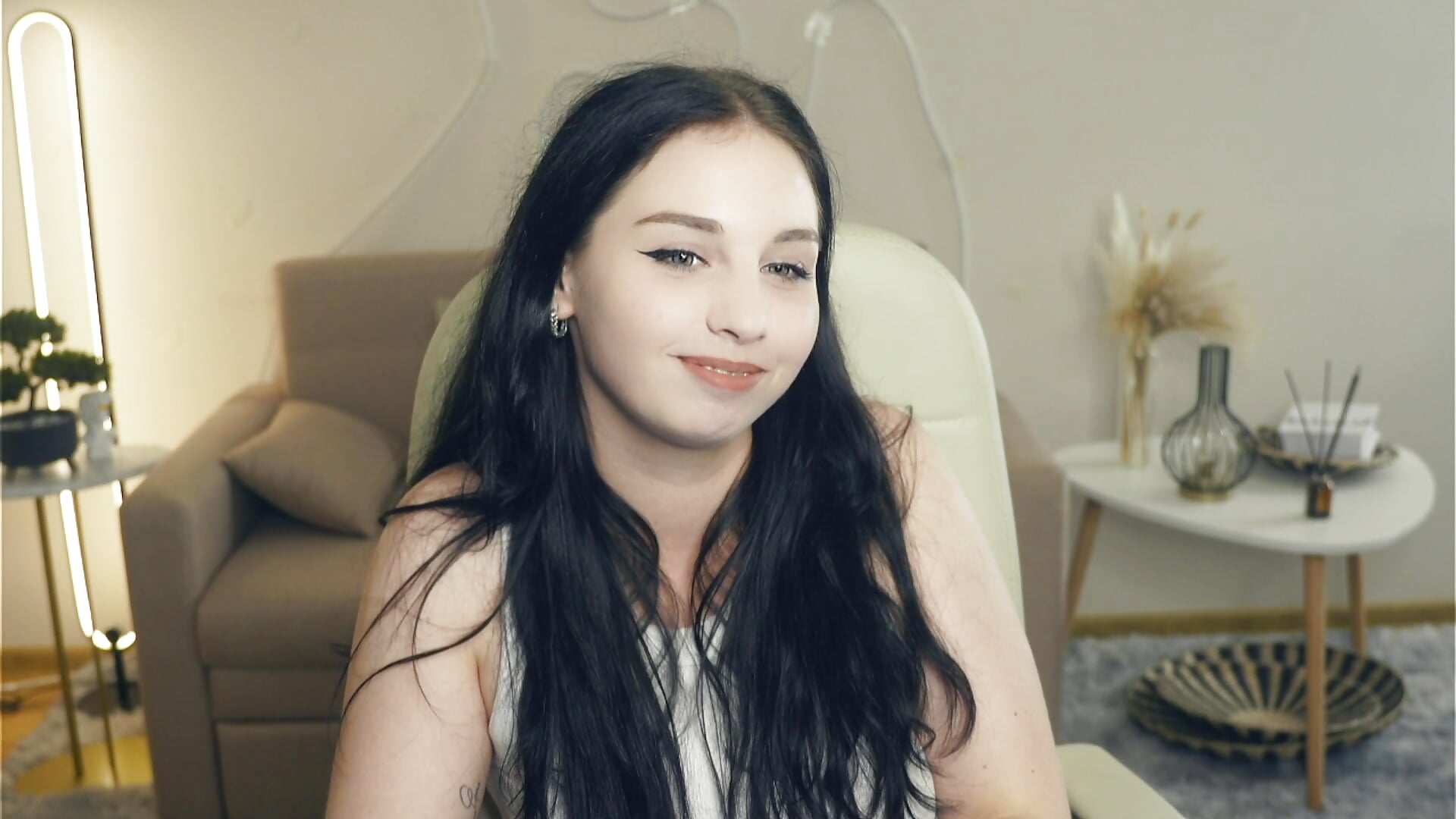 Hello World 😊 - video by AikoGilley cam model