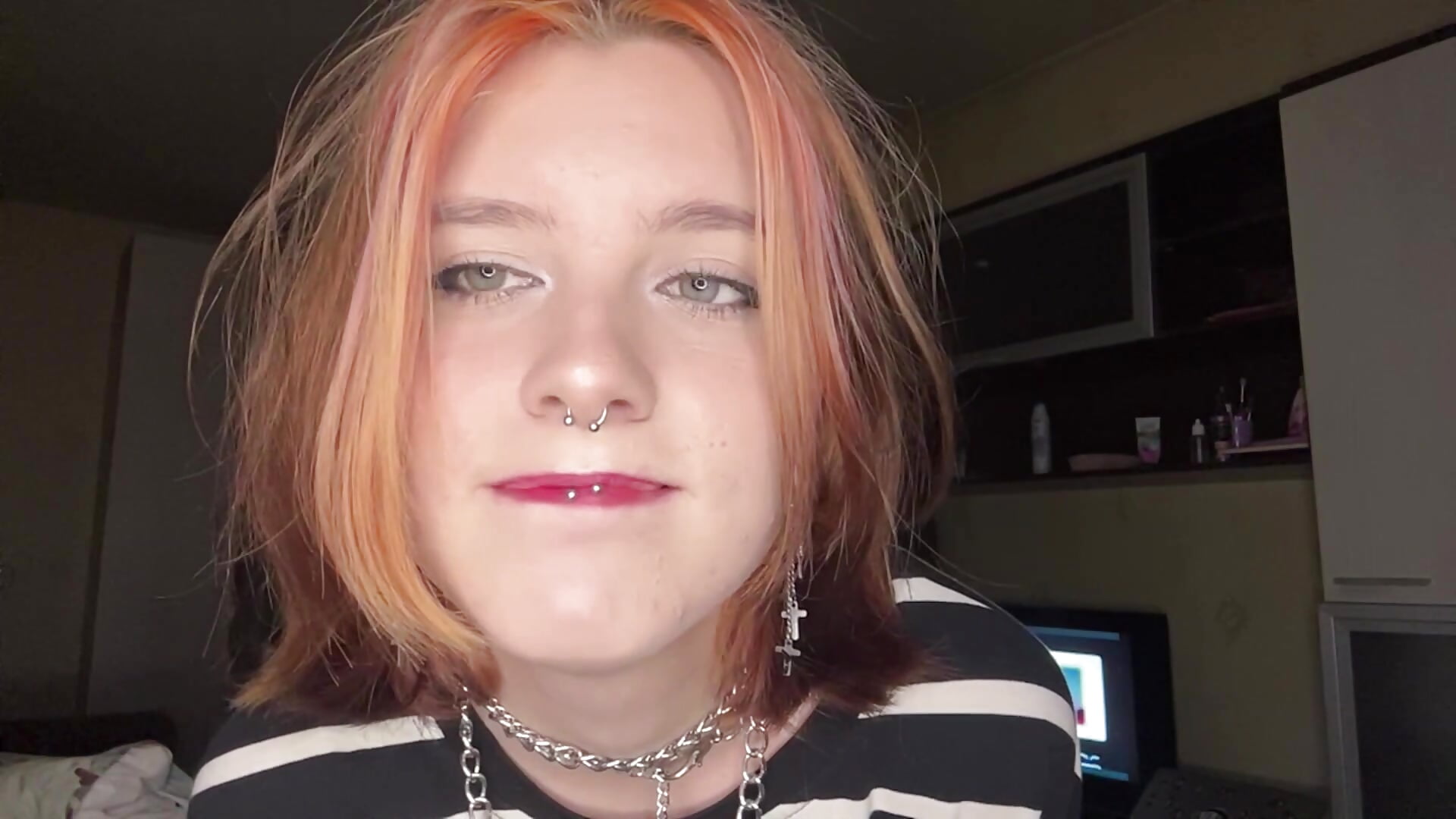 Piercing peek :3c - video oleh model kamera CortneyBosque
