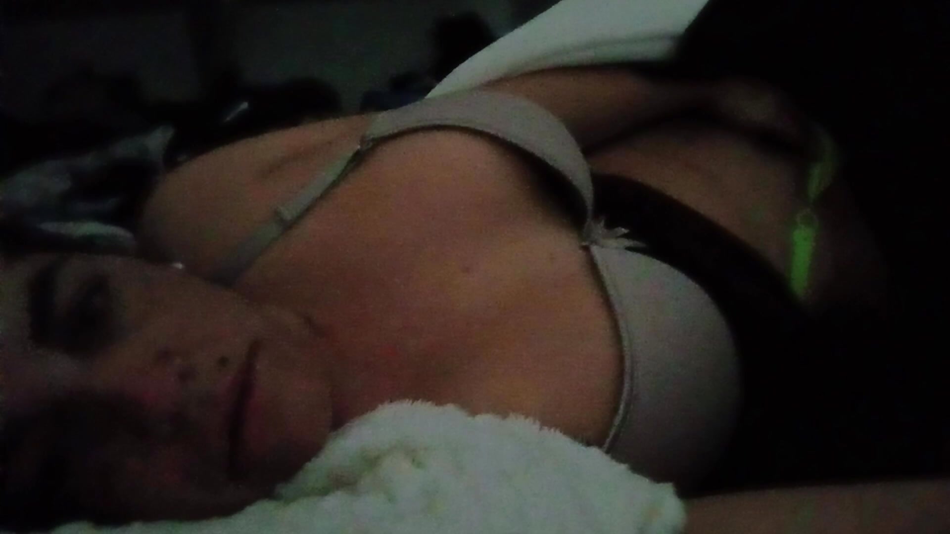 Despertando mojadita – video modela na kameri BetyBoom