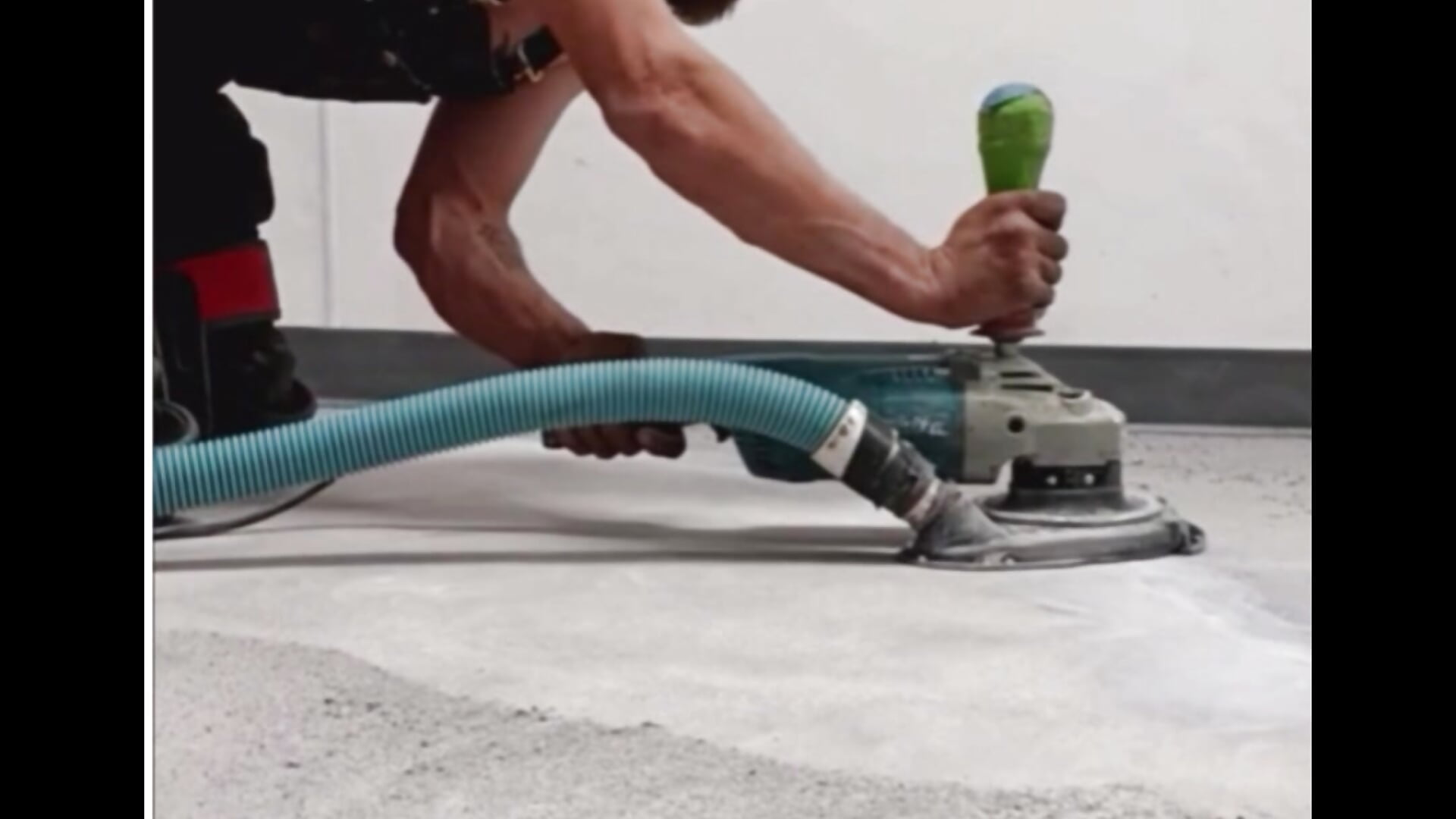 Hand grinding concrete floor – video od webkamerové modelky redheadlover0828
