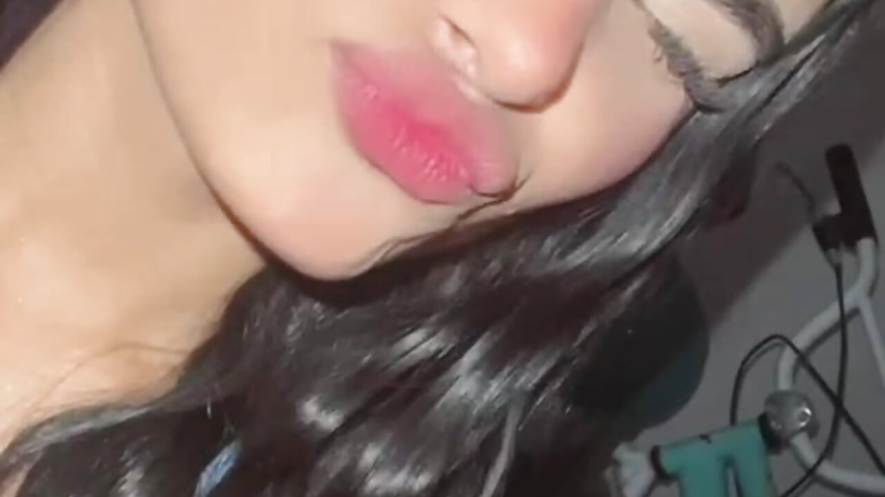 A kiss for you 😘 - video av sSamantha_vega cam-modell