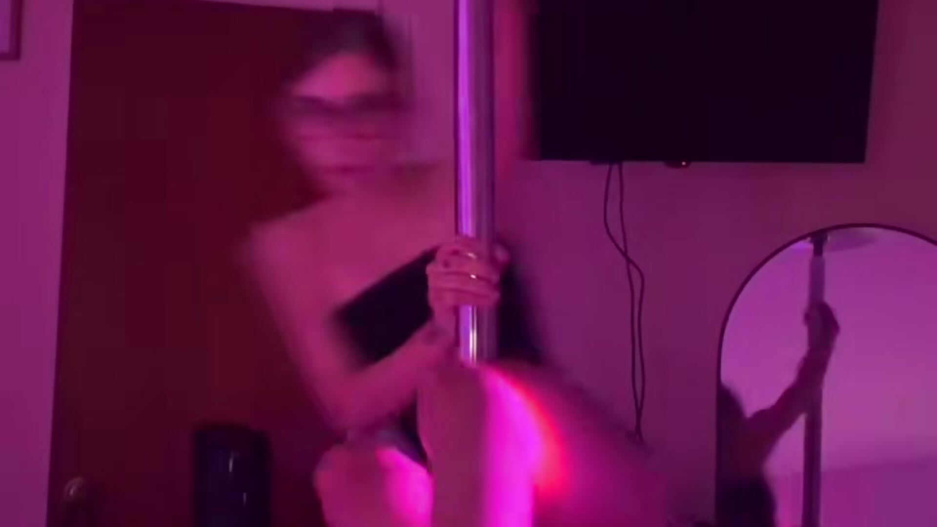 Pole dance!! 🪩