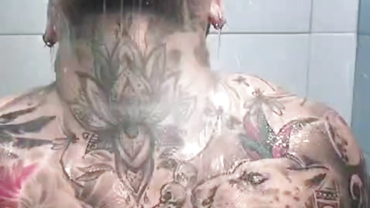 Shower – video od webkamerové modelky Marcus_ink
