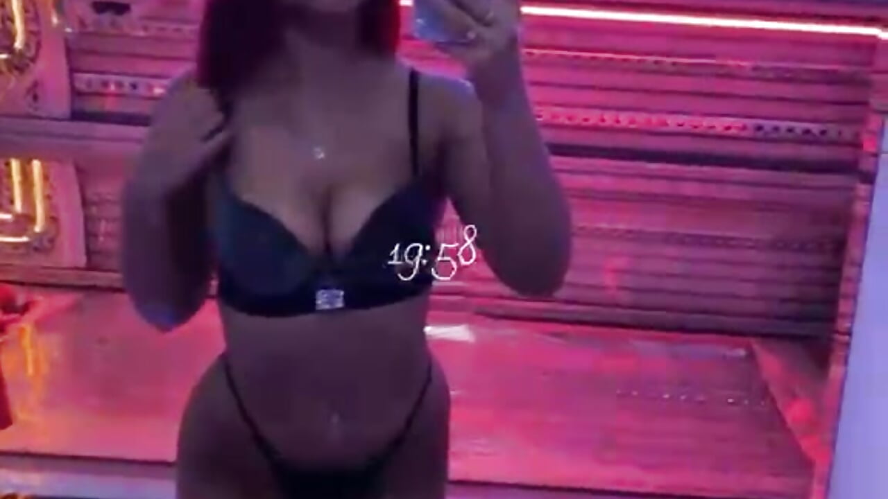 Do you like my figure? 😉 - video av AriannaLust cam model