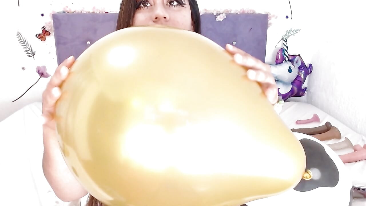 POPPING BALLOONS WITH MY HANDS - clip cu Linda_jay model videochat
