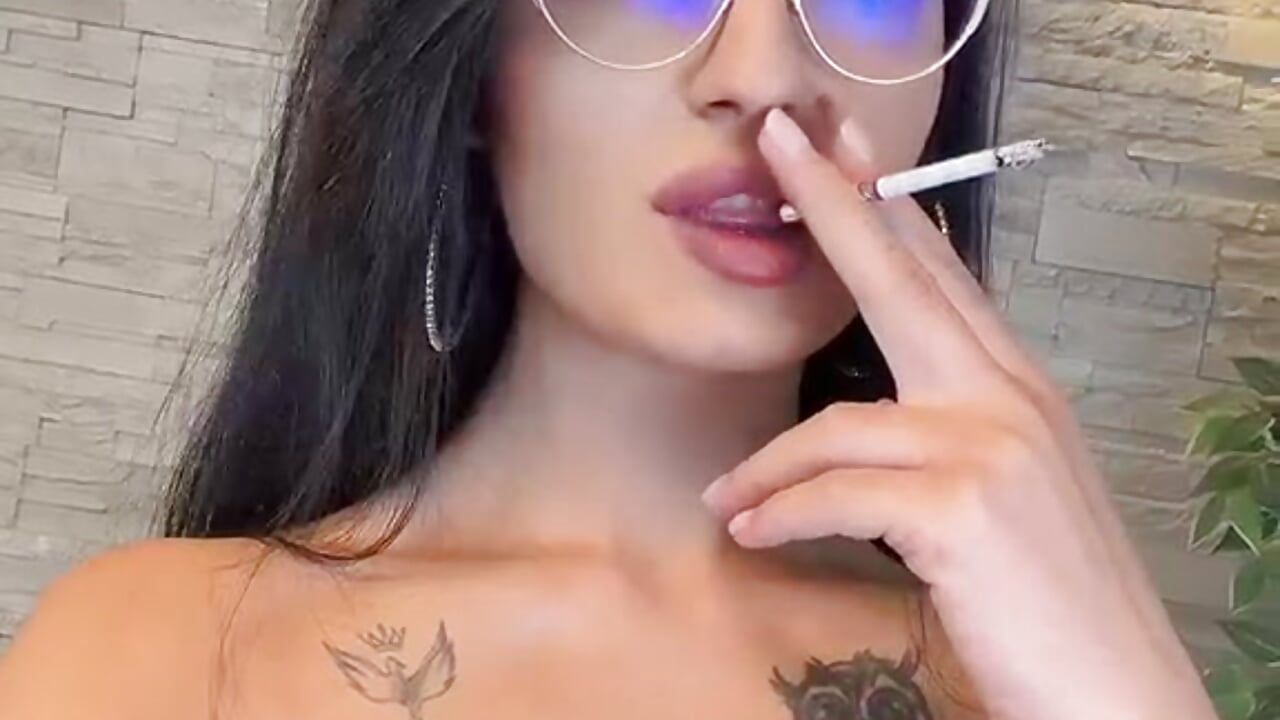 Let's have a cig - video Avelynee kameramallilta