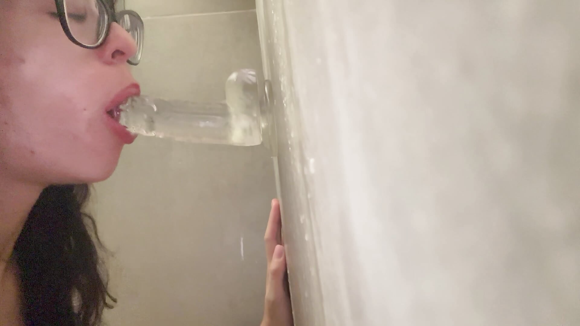 Sucking a dildo/Dildo szopi - فيديو من EmiliaXxx2 موديل الكام