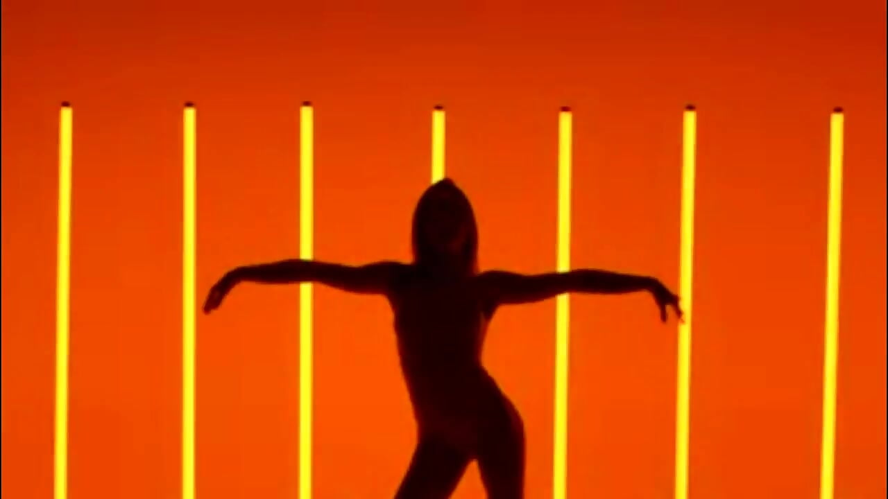 Just dance - video di KiraElwood modella di cam