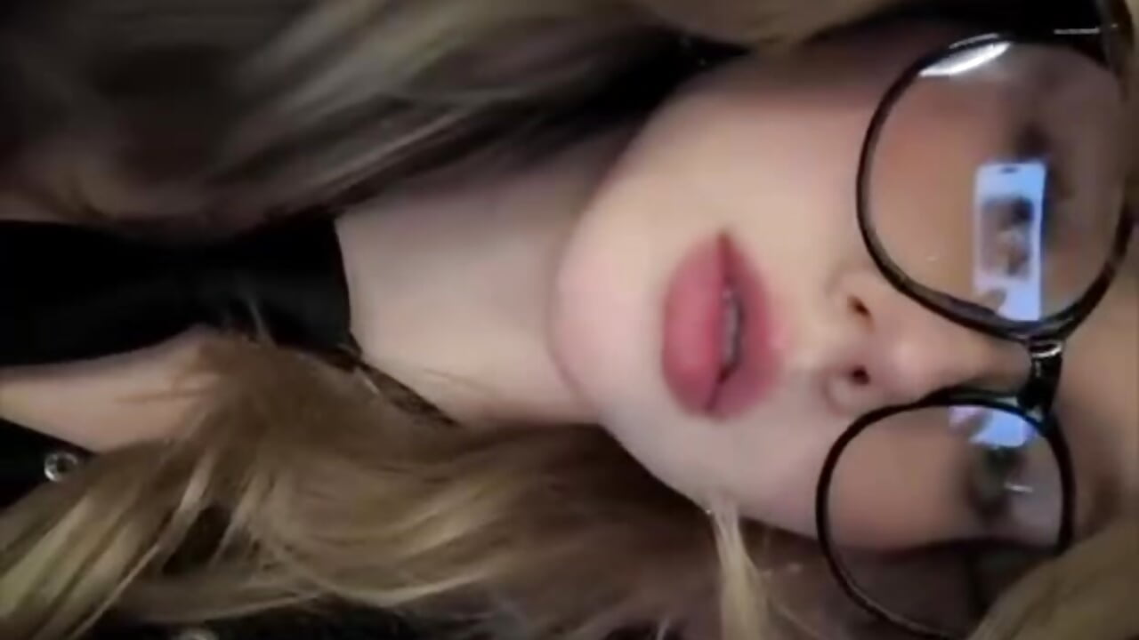 Looking at you ☺️ - 視頻由 EmilieHartle 主播提供