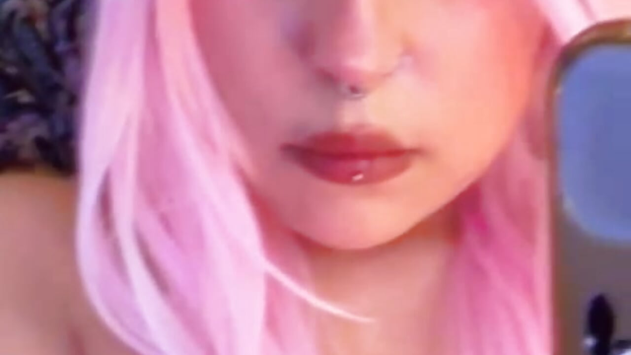 pink hair do you like ? - vídeo de la modelo de cam MiaCute11
