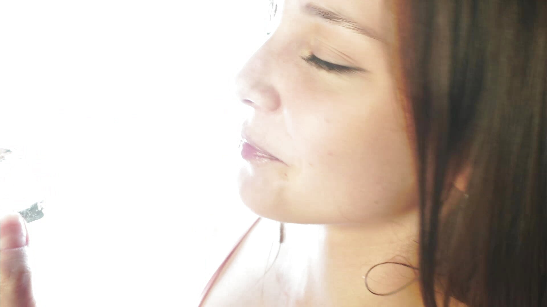 This ice feels so cold on my lips ;3 - JohnieGilcreast 캠 모델의 동영상