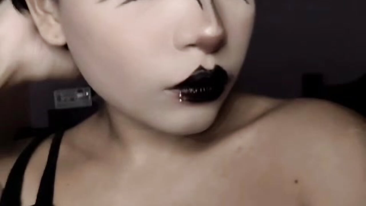 MAQUIAGEM GOTICA - video by livii_ cam model