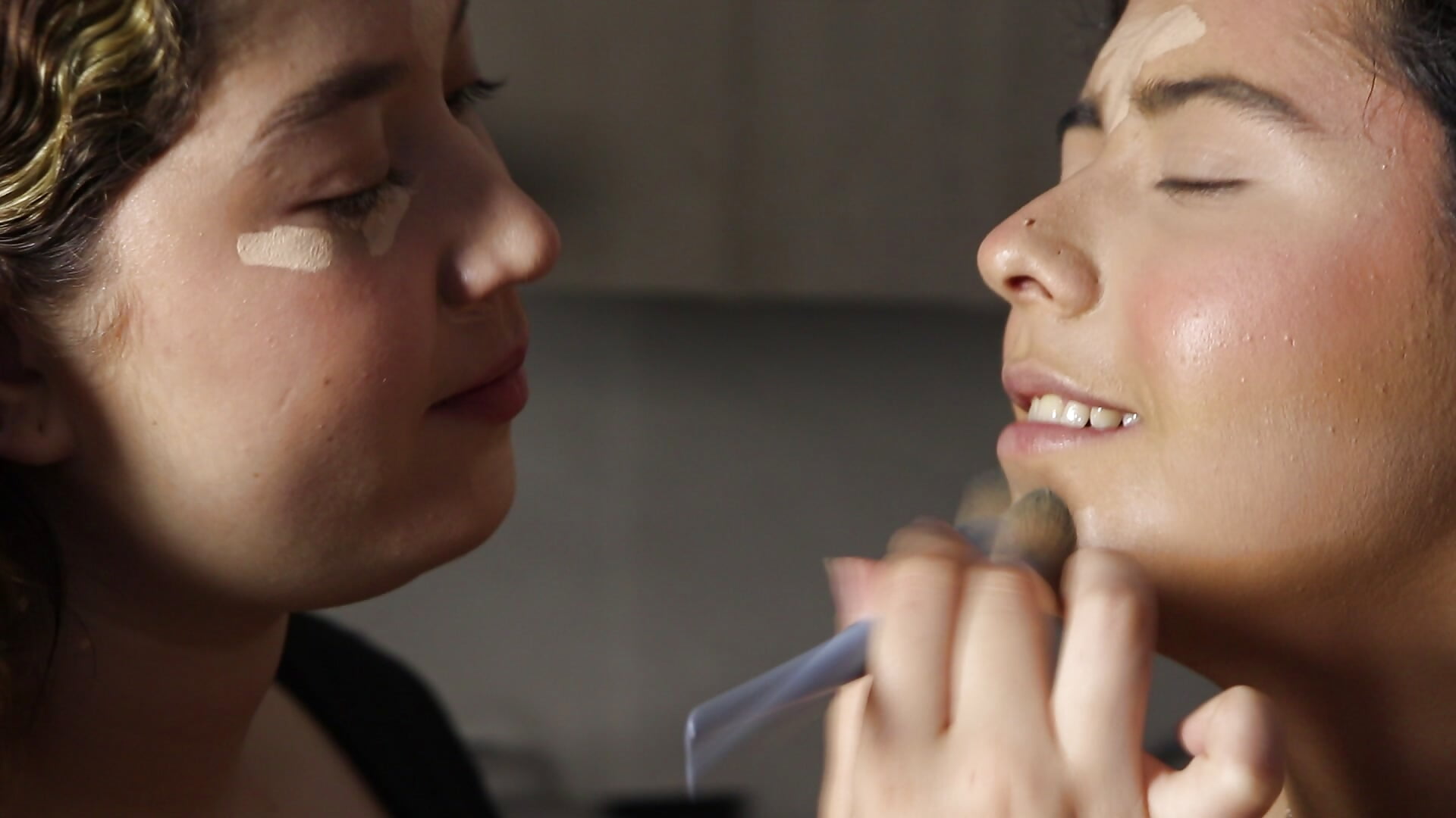 We're looking good with our makeup on - video Emily_and_Miarosse kameramallilta
